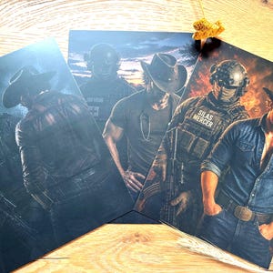 Könnte beinhalten: Drei rechteckige Kunstdrucke mit zusammengesetzten Bildern von taktischen Soldaten in voller Ausrüstung neben Figuren mit Cowboyhüten. Ein Druck zeigt einen Soldaten mit der Aufschrift Jack Millers, ein anderer einen Arzt und der dritte Silas Mercer.