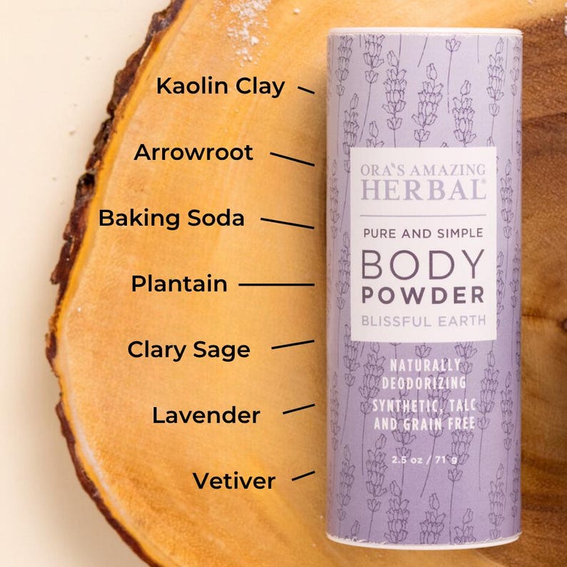 Puede incluir: Un envase cil&iacute;ndrico de polvos corporales con un dise&ntilde;o floral de lavanda, etiquetado como "ORA'S AMAZING HERBAL BODY POWDER". El envase enumera ingredientes como arcilla de caol&iacute;n, arrurruz y lavanda. El producto es de 71 g.
