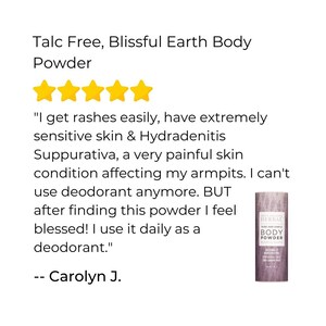 Puede incluir: Imagen de un envase cil&iacute;ndrico de Herbal Body Powder. La etiqueta incluye el texto "Talc Free" y una rese&ntilde;a de un cliente sobre la efectividad del producto. La rese&ntilde;a destaca su uso como desodorante para pieles sensibles.