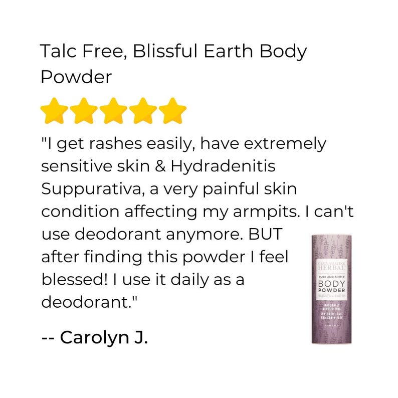 Puede incluir: Imagen de un envase cil&iacute;ndrico de Herbal Body Powder. La etiqueta incluye el texto "Talc Free" y una rese&ntilde;a de un cliente sobre la efectividad del producto. La rese&ntilde;a destaca su uso como desodorante para pieles sensibles.