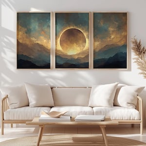 Könnte beinhalten: Ein dreiteiliges Wandbild-Set mit einer Landschaftsmalerei einer Sonnenfinsternis über dunklen, geschichteten Gebirgszügen. Der Himmel ist mit wirbelnden Wolken in tiefen Blau-, Gold- und Orangetönen gefüllt, die eine leuchtende, kreisförmige Sonne umgeben.