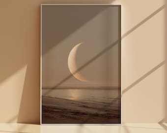 Lámina decorativa imprimible de luna creciente sobre el agua, póster minimalista de luna costera, paisaje marino en tonos beige neutros (descarga digital).