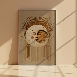 Könnte beinhalten: Ein gerahmter Kunstdruck mit einem himmlischen Design. Das Kunstwerk zeigt einen Sonnenaufgang, der einen Halbmond mit einem Gesicht umgibt, in Beige- und Goldtönen. Der Druck hat eine strukturierte Optik und ist vor einem neutralen Hintergrund platziert.