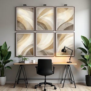 Könnte beinhalten: Ein Set aus sechs gerahmten Wandbildern mit abstrakten, überlappenden geschwungenen Linien in Beige-, Creme- und Dunkelbrauntönen. Die Bilder sind in zwei Reihen zu je drei Stück über einem Holztisch mit schwarzem Bürostuhl angeordnet.