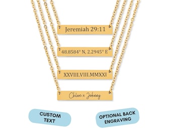 Könnte beinhalten: Goldkette mit vier rechteckigen Anhängern. Die Anhänger sind mit dem Text "Jeremiah 29:11", "48.8584° N, 2.2945° E", "XXVIII.VIII.MMXXI" und "Chloe x Johnny" graviert.