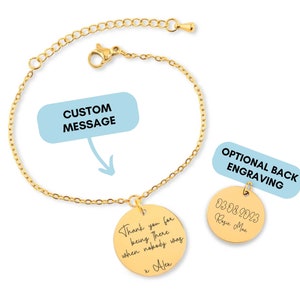 Peut inclure: Bracelet en chaîne dorée avec un pendentif rond pouvant être gravé avec un message personnalisé. Le pendentif porte l'inscription "Thank you for being there when nobody was" et "Alex" sur le devant. Le dos du pendentif peut être gravé avec un message facultatif. Le dos du pendentif porte l'inscription "03.08.2023" et "Rosie Mac".