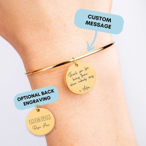 Può includere: Braccialetto con ciondolo in oro con un ciondolo rotondo inciso con il testo "Thank you for being There when nobody was x Alex". Un secondo ciondolo rotondo è inciso con il testo "03.08.2023 Rosie Mac".