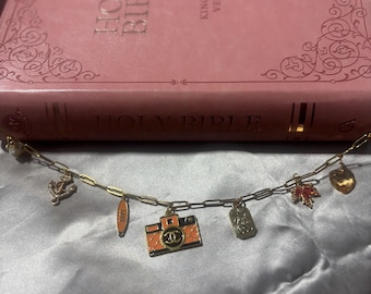 Bible charm chain in Orange