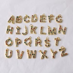 Mehrfarben CZ Inlay Alphabet Buchstaben Charms, vergoldete Anfangsanhänger für DIY personalisierte Schmuckherstellung (DB-1077)