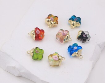 Conjunto de 5 pingentes de flores em vidro soprado, banhados a ouro, estilo Murano, ideais para confecção de joias e artesanato.