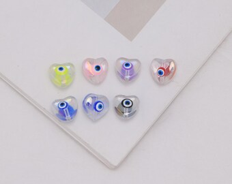 Conjunto de 5 contas de vidro em formato de coração, com detalhes em esmalte, ideais para confecção de bijuterias e artesanato.