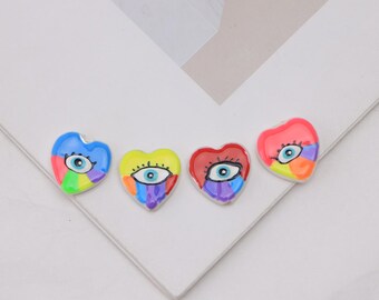 Conjunto de 5 contas de esmalte em formato de coração, coloridas, em madrepérola, representando o olho grego, perfeitas para confecção de bijuterias artesanais.