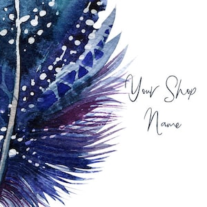 Pode incluir: Uma pintura em aquarela de uma pena azul e roxa com pontos brancos. A pena é parcialmente visível e o fundo é branco com o texto "Your Shop Name".