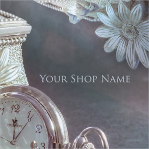 Puede incluir: Un reloj de bolsillo plateado con una esfera blanca y marcadores de hora romanos negros. El reloj tiene una cadena plateada unida a él. El reloj está sentado sobre una superficie blanca con un diseño floral plateado y blanco en el fondo. El texto "YOUR SHOP NAME" está escrito en blanco sobre un fondo gris.