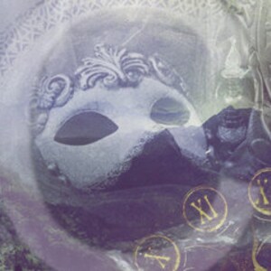 以下が含まれることがあります： 白い仮面舞踏会マスク、ローマ数字の時計の文字盤、ドアのある石造りの建物が写っている、ヴィンテージ風のイメージ。画像はぼやけた街並みと円形の模様を重ねています。