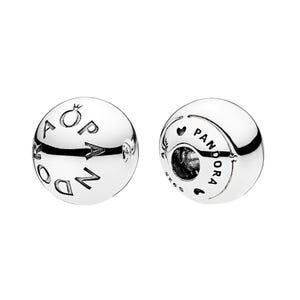 Könnte beinhalten: Zwei silberne Pandora-Charm-Perlen. Eine Perle trägt den Schriftzug "Pandora" und eine Krone. Die andere Perle trägt den Schriftzug "Pandora" und ein Herz. Beide Perlen sind rund und glänzend.