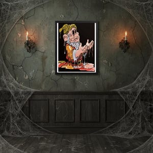 Pode incluir: Uma impressão emoldurada com um anão de desenho animado com características derretidas em tons de amarelo, laranja e vermelho sobre um fundo preto. A obra de arte é exibida em uma parede verde desgastada com teias de aranha e arandelas de velas, criando uma atmosfera assustadora.