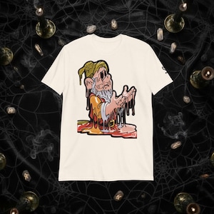 Camiseta Surrealista com Gnomo Derretendo, Camiseta de Algodão com Estampa de Gotejamento, Camiseta com Estampa de Sombra Mística