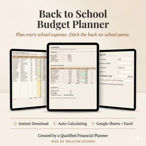 Könnte beinhalten: Ein digitaler Back to School Budget Planner auf drei Tablet-Bildschirmen. Die Benutzeroberfläche zeigt eine Einkaufsliste, ein Dashboard mit Budgetübersicht und eine Einrichtungsseite. Der Text umfasst Back to School Budget Planner, Instant Download, Auto-Calculating, Google Sheets + Excel und Way of Wealth Studio.