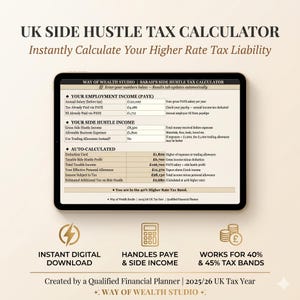 Op de afbeelding: Een digitale belastingcalculator voor Britse nevenactiviteiten, weergegeven op een tablet. Het scherm toont inkomsten- en uitgavenberekeningen, met de tekst "UK SIDE HUSTLE TAX CALCULATOR". Extra tekst omvat "Instant Digital Download" en "Handles PAYE & Side Income".