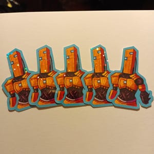 Op de afbeelding: Vijf stickers met een gestileerd, gepixeld ridderontwerp. De ridders hebben oranje blokvormige hoofden en gele bepantsering met zwarte accenten. Elke sticker heeft een lichtblauwe omtrek en een holografische glans.