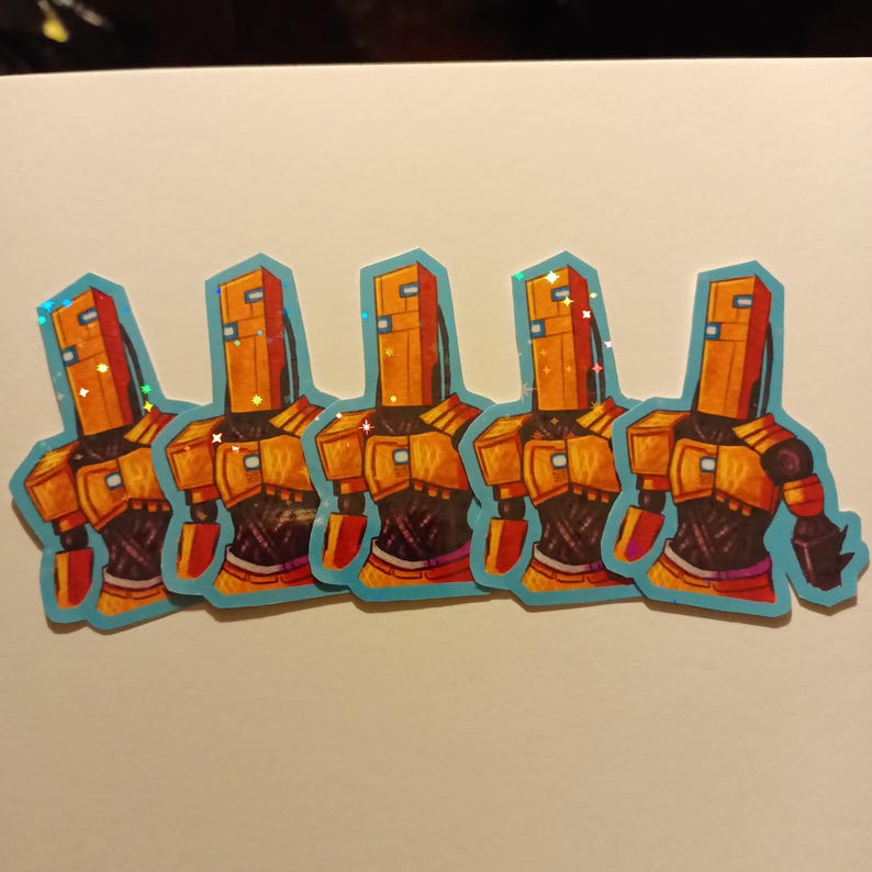 Op de afbeelding: Vijf stickers met een gestileerd, gepixeld ridderontwerp. De ridders hebben oranje blokvormige hoofden en gele bepantsering met zwarte accenten. Elke sticker heeft een lichtblauwe omtrek en een holografische glans.