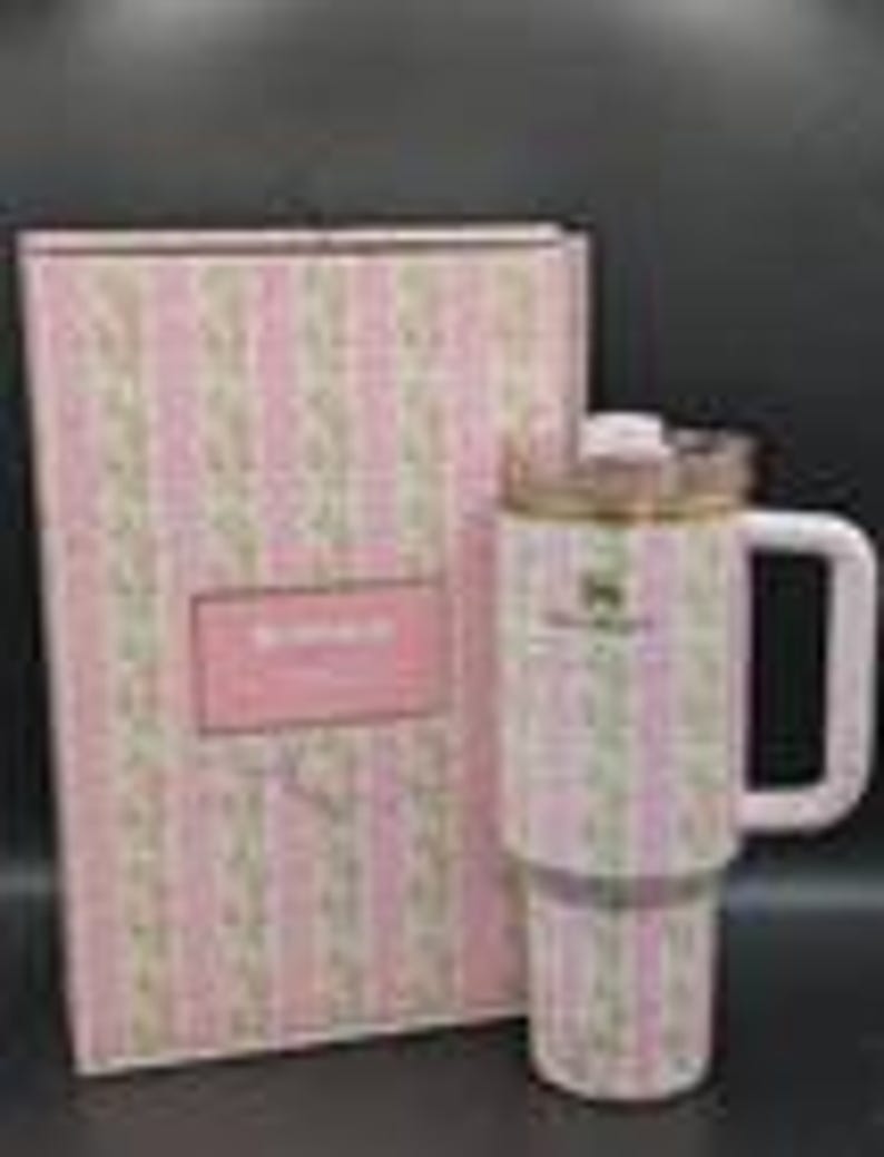 Stanley X Love Shack Fancy Quencher - 40oz Blooming Heirloom Edition New bild 1