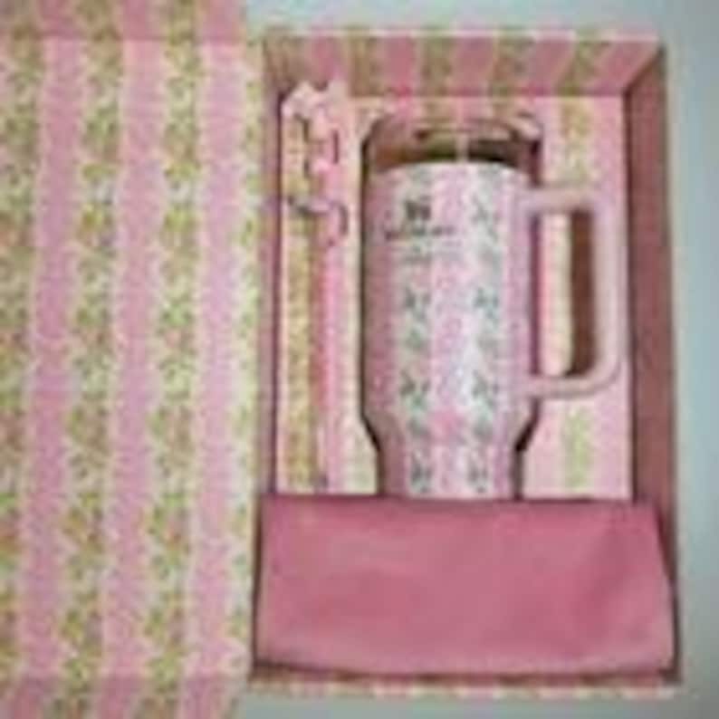 Stanley X Love Shack Fancy Quencher - 40oz Blooming Heirloom Edition New bild 3