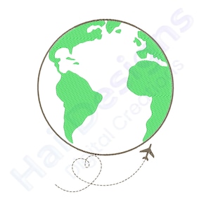 Puede incluir: Diseño bordado del planeta Tierra en verde, con contorno marrón. Una línea punteada con forma de corazón y un pequeño avión sugieren viajes. El diseño está sobre un fondo blanco.