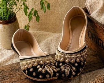 Handgemaakte zwart fluwelen juttis, geborduurde bruidskhussa-flats, trouwschoenen