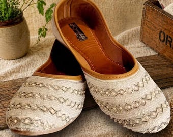 Handgemaakte witfluwelen juttis, geborduurde bruidskhussa-flats, trouwschoenen
