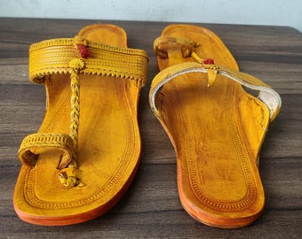 手作りの黄色い革製コルハプリサンダル、女性用インド製モジャリサンダル