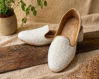Mocasines Mojari blancos hechos a mano, calzado étnico de boda para hombre, jutti de cuero sintético