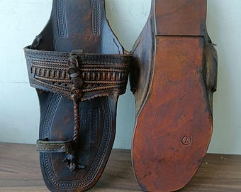 Sandalias Kolhapuri de cuero marrón hechas a mano, sandalias étnicas indias sin cordones.