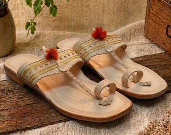 Handgemaakte witte leren Kolhapuri Chappal, Indiase etnische instapsandalen