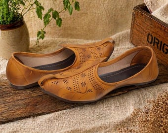 Bruine punjabi jutti heren, handgemaakte mojaris van synthetisch leer, etnische khussa-schoenen