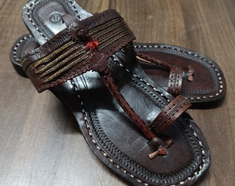 Handgemaakte bruinleren Kolhapuri Chappal, Indiase mojari-damesschoenen