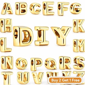 Op de afbeelding: Gouden alfabetbedels, van A tot Z, elk met een gat om te rijgen. De afbeelding toont ook de letters 'DIY' en een promotiebanner met 'Buy 2 Get 1 Free'.