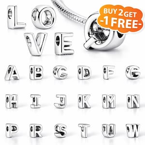 Op de afbeelding: Zilveren alfabetbedels en een bedel met de letter Q. De bedels zijn in hoofdletters, waaronder L, O, V, E, A, B, C, D, F, G, H, I, J, K, M, N, P, R, S, T, U en W. De afbeelding bevat ook "BUY 2 GET -1 FREE".