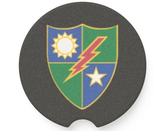 Porta-copos redondo em pedra-sabão com emblema de escudo, raio e estrela solar