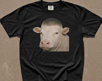 T-shirt met koeienprint en kortgeknipt haar