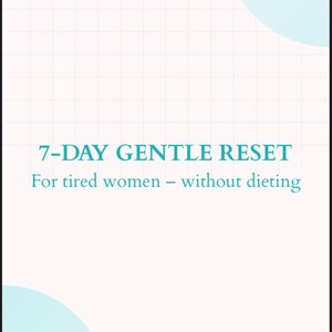 Könnte beinhalten: Vertikales Bild mit weißem Hintergrund und Gittermuster. Der Text "7-DAY GENTLE RESET" ist türkis, darunter der Untertitel "For tired women – without dieting". Dekorative türkisfarbene und grüne Blattakzente in den Ecken.