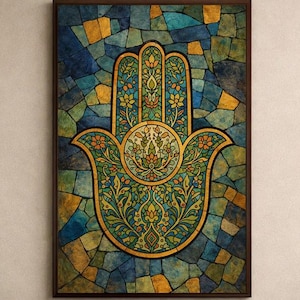 Può includere: Un'opera d'arte da parete incorniciata con un design a mano di Hamsa. L'opera presenta un simbolo di mano dettagliato e ornato nei toni del verde e dell'oro, su uno sfondo a mosaico di piastrelle blu, verdi e gialle. La cornice è marrone scuro.