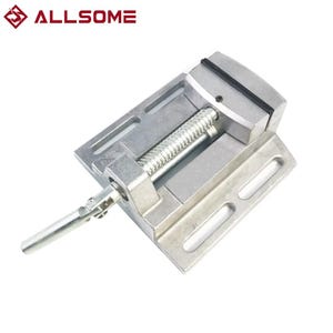 Könnte beinhalten: Ein silberfarbener Metallschraubstock mit Schraubmechanismus und Griff. Der Schraubstock hat eine rechteckige Basis mit einem Klemmbereich. Das Wort "ALLSOME" steht in roten Buchstaben in der oberen linken Ecke.