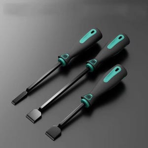 Może przedstawiać: Trzy czarne i szare łomy z turkusowymi akcentami. Uchwyty są szare z turkusową wstawką, a metalowe trzony i głowice są czarne. Łomy ułożone są po przekątnej na ciemnoszarej powierzchni.