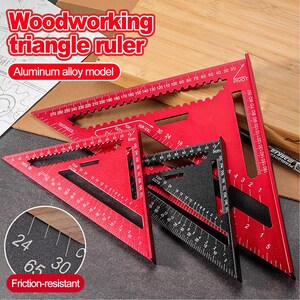 Op de afbeelding: Een set rode en zwarte driehoekige linialen voor houtbewerking. De linialen hebben metingen in centimeters en graden, met de tekst "Woodworking triangle ruler" en "Aluminum alloy model". Ze zijn wrijvingsbestendig.