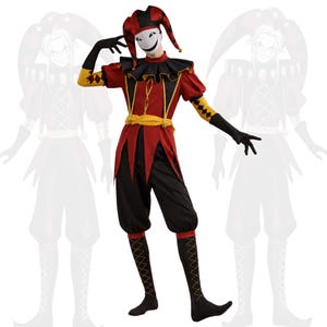 Könnte beinhalten: Ein Narrenkostüm in Rot und Schwarz mit gelben Akzenten. Das Outfit besteht aus einer mehrspitzigen Kappe mit Glöckchen, einer weißen Maske mit breitem Lächeln, einem Rüschenkragen, einer Tunika mit gelber Schärpe und einer schwarzen Hose.