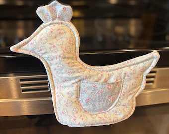 Agarradera de algodón acolchada hecha a mano con forma de gallina.