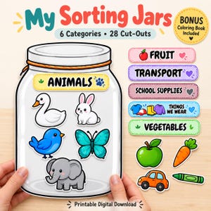 Può includere: Un download digitale stampabile intitolato My Sorting Jars con un grande barattolo etichettato Animals contenente ritagli di un cigno, coniglio, uccellino blu, farfalla ed elefante, oltre a etichette per frutta, trasporti, materiale scolastico, abbigliamento e verdure.