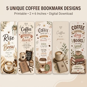 Puede incluir: Cinco marcapáginas rectangulares con ilustraciones y texto sobre café. Cada diseño incluye tazas de café, libros y frases inspiradoras como Rise & Brew, Coffee in my cup y Coffee fuels my day. El conjunto se presenta como una descarga digital.